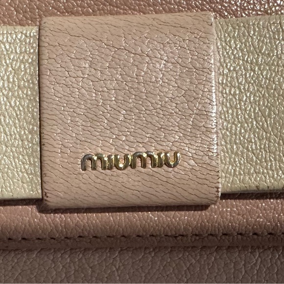 Small call outs Miu Miu Continental Bow wallet pink and beige - Picture 11 of 11